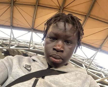 Dau Akueng, 15.
