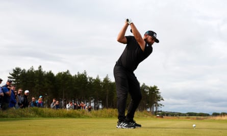 Tyrrell Hatton melakukan tee off di lubang ke-16