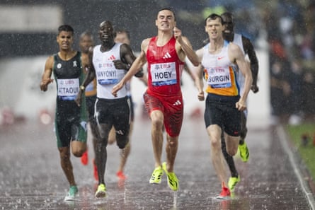 Josh Hoey wins men's 800m