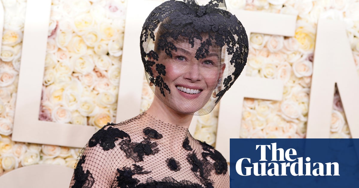 Облеклата които блестяха на събитието в неделя бяха по традиционно красиви