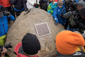 The plaque is unveiled.