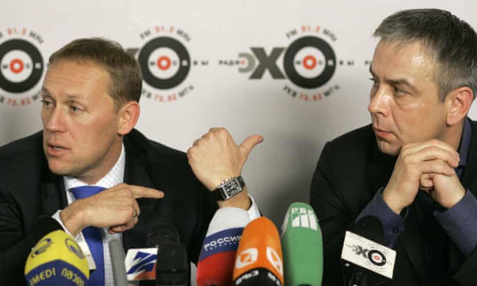 Andrei Lugovoi (L) with Dmitry Kovtun at a press conference in 2006.