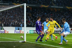 Olivier Giroud will leave her & her; wall away from home.