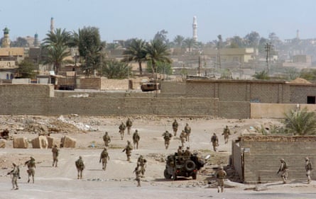 Marines with Fox Company, 2nd Battalion, 1st Marine Regiment, head into Falluja, Iraq, on 6 April 2004.
