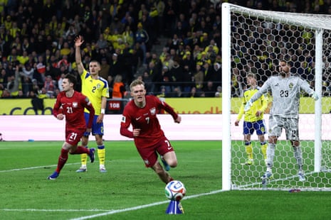 करोल स्विडरस्की ने पोलैंड के लिए बराबरी का गोल करने का जश्न मनाया!