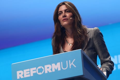 Η Laila Cunningham μιλώντας στη σκηνή στο συνέδριο Reform UK.