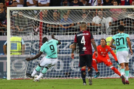 Romelu Lukaku scores from the penalty spot.