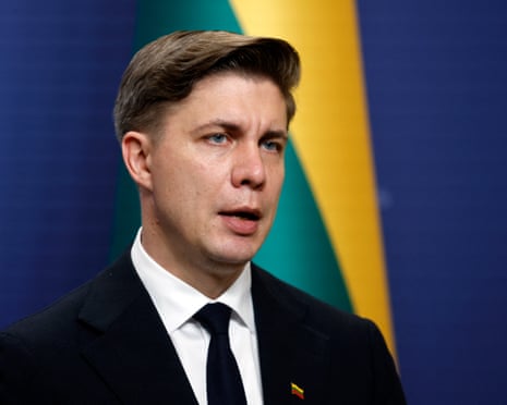O primeiro-ministro da Lituânia, Mindaugas Sinkeviäius, discursa numa conferência de imprensa em Vilnius, Lituânia.