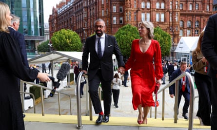 جيمس كليفرلي يرتدي بدلة زرقاء وزوجته سوزانا ترتدي فستاناً أحمر