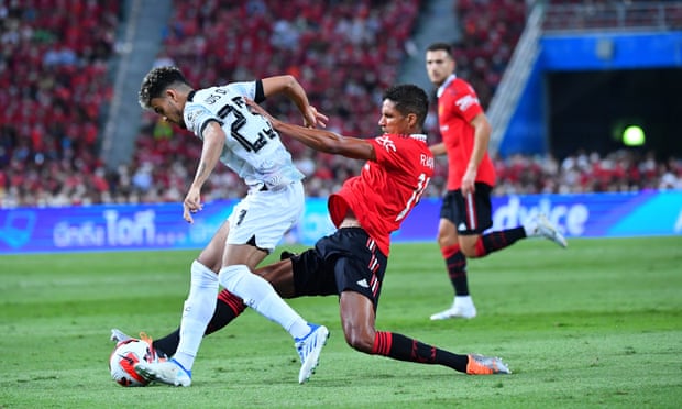 Raphaël Varane aborda a Luis Díaz del Liverpool durante la victoria del United por 4-0 en Bangkok
