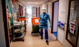 Медсестры лечат пациента с коронавирусом в больнице Ван Вел-Бетесда в Нидерландах, поскольку страна приветствует солдат из голландской армии.