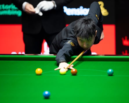 Zhao Xintong plays a shot against Liam Highfield