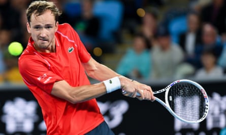 Daniil Medvedev de Russie frappe un retour lors d'un match de l'Open d'Australie
