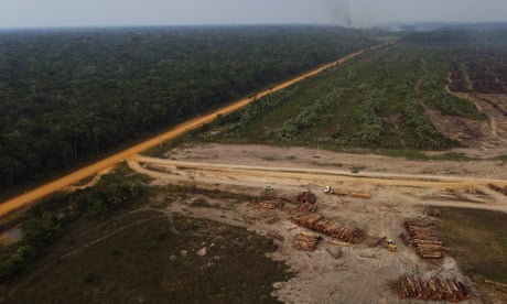 ARQUIVO - Uma área de floresta em chamas perto de uma área de extração de madeira na região da rodovia Transamazônica, no município de Humaitá, estado do Amazonas, Brasil, 17 de setembro de 2022. Em discurso de vitória no domingo, 30 de outubro, o presidente eleito do Brasil, Luiz Inácio Lula da Silva prometeu reverter o aumento do desmatamento na floresta amazônica. (Foto AP/Edmar Barros, arquivo)