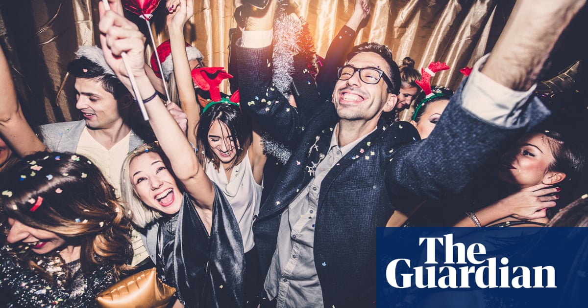 Covid: is it safe to kiss this Christmas? It’s a risk, say scientists
