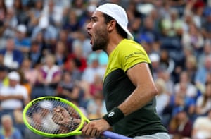 El italiano Matteo Berrettini reacciona mientras toma el control contra Andrey Rublev de Rusia.