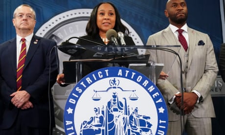 La fiscal de distrito del condado de Fulton, Fani Willis, centro, habla en el Centro de Gobierno del condado de Fulton durante una conferencia de prensa, el lunes 14 de agosto de 2023, en Atlanta. Donald Trump y varios aliados han sido acusados en Georgia por los esfuerzos para anular su derrota electoral de 2020 en el estado. (Foto AP/John Bazemore)