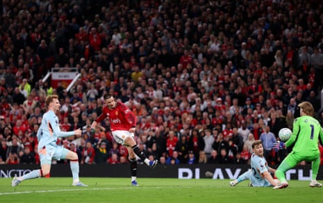 Benjamin Sesko fires home to double Manchester United’s lead over Brentford.
