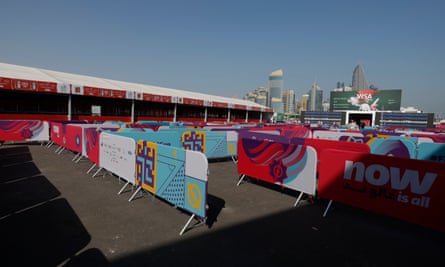Des barrières pour faire la queue sont prêtes au seul endroit du Fan Festival pour acheter de la bière.
