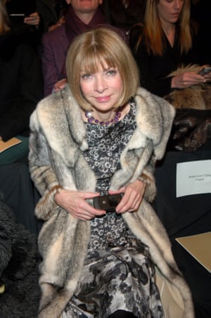 Anna Wintour at fashion week in 2007, at the start of her flip-phone revival.
