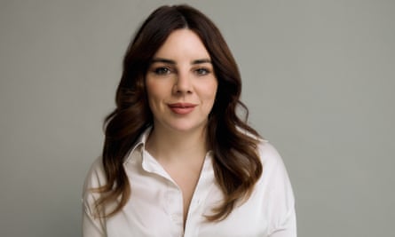 Shon Faye fotografou em Londres (7 de janeiro de 2025, The Guardian)