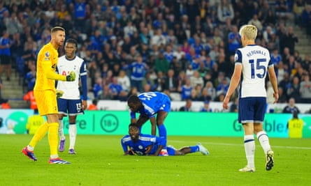 Guglielmo Vicario speaks angrily with Lucas Bergvall after the latter’s mistake against Leicester.
