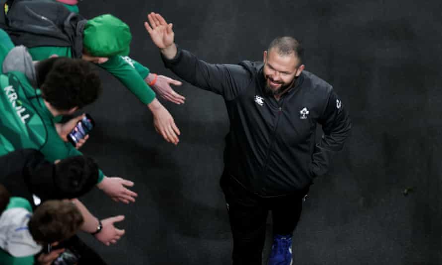 Andy Farrell salue les fans après avoir battu l'Ecosse.