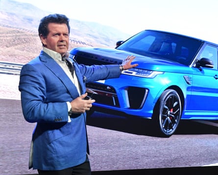 Gerry McGovern pointing at an image of a blue Range Rover