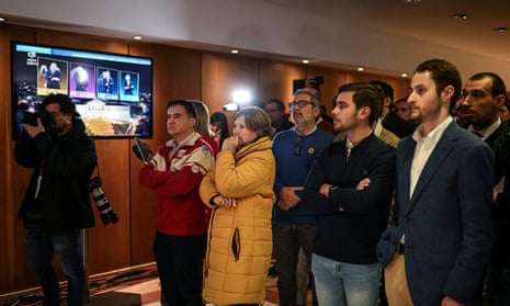 Apoiantes do Partido Socialista reagem na sede da noite eleitoral do partido, em Lisboa.