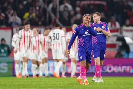 Mainz look dejected during their 4-0 defeat to Freiburg