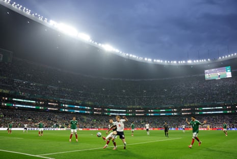 Anthony Gordon competes with Erik Lira as rain falls over the Azteca.
