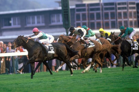 Dancing Brave racing to victory in the 1986 Prix De l'Arc de Triomphe.