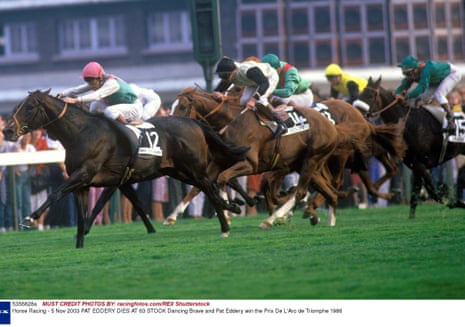 Το Dancing Brave αγωνίζεται μέχρι τη νίκη στο Prix De l'Arc de Triomphe του 1986.