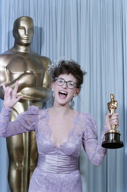 Marlee Matlin holds her Oscar