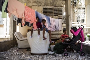Les enfants de la famille Fesahye, demandeurs d'asile érythréens, sont assis devant leur appartement pour la première fois depuis des jours à Ashdod avant que des sirènes avertissant des roquettes tirées depuis la bande de Gaza retentissent dans toute la ville.