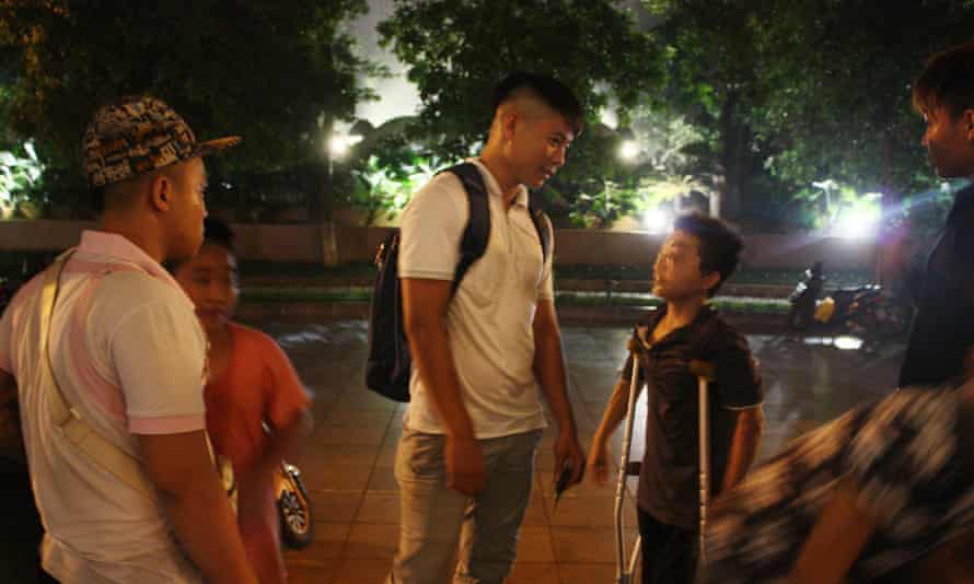 Do Duy Vi with street children in Hanoi