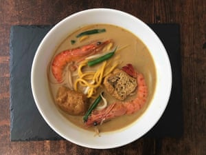Norman Musa nhiệt laksa. Norman Musa sử dụng hương liệu ngọt ngào hơn như sao hồi và quế cùng với hạt rau mùi và nghệ.