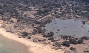 To zdjęcie informacyjne Sił Obronnych Nowej Zelandii przedstawia widok z samolotu P-3K2 Orion na obszar pokryty popiołem wulkanicznym w Tonga po erupcji wulkanu Hunga-Tonga - Hunga-Haa'pai 15 stycznia.