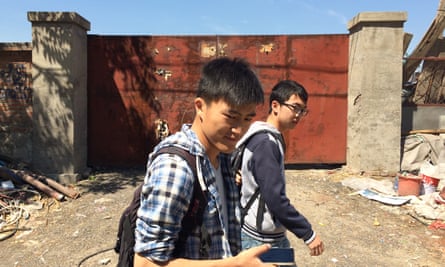 Shi Dianshuo and Luo Mengxiang visit the severely polluted River of Happiness.