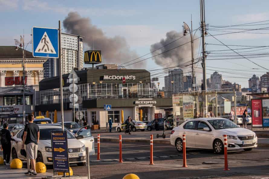 Nach einem russischen Raketenangriff auf Kiew am Sonntag steigt Rauch in die Morgenluft.