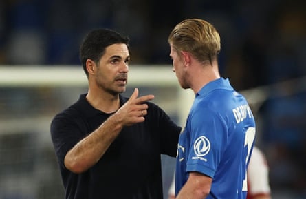 Mikel Arteta talks with Kevin De Bruyne, the former Manchester City midfielder, after the match Mikel Arteta talks with Kevin De Bruyne, the former Manchester City midfielder, after the match
