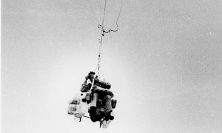 Larry Walters beneath a clutch of helium balloons