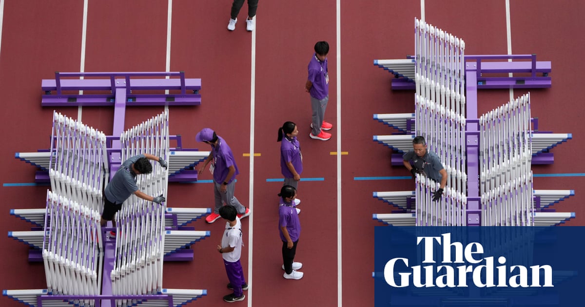 The world’s largest warship and a sumo ceremony: photos of the day – Friday