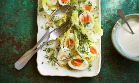 Lettuce salad with eggs, mustard cress and a creamed dressing.