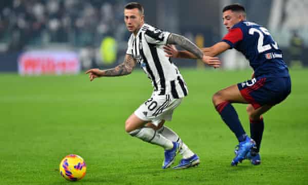 Federico Bernardeschi de la Juventus se détourne de Gabriele Zappa de Cagliari.