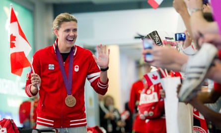 Christine Sinclair cumprimenta os fãs após retornar a Vancouver com a medalha de bronze nas Olimpíadas de Londres 2012