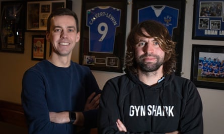 Mark Mosey, à gauche, et Matt Jones du podcast The Blue Room.  Matt écrit également sur Everton pour le Liverpool Echo.  Les deux conviennent que des changements majeurs sont nécessaires en ce qui concerne la propriété du club