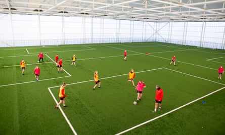 شباب في الملاعب الداخلية في منارة الضوء في سندرلاند.