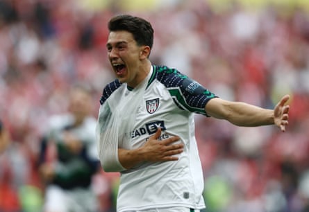 Luke O’Nien celebrates with his right arm in a sling