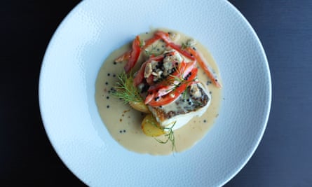 Merlu au beurre blanc sur une grande assiette blanche ronde